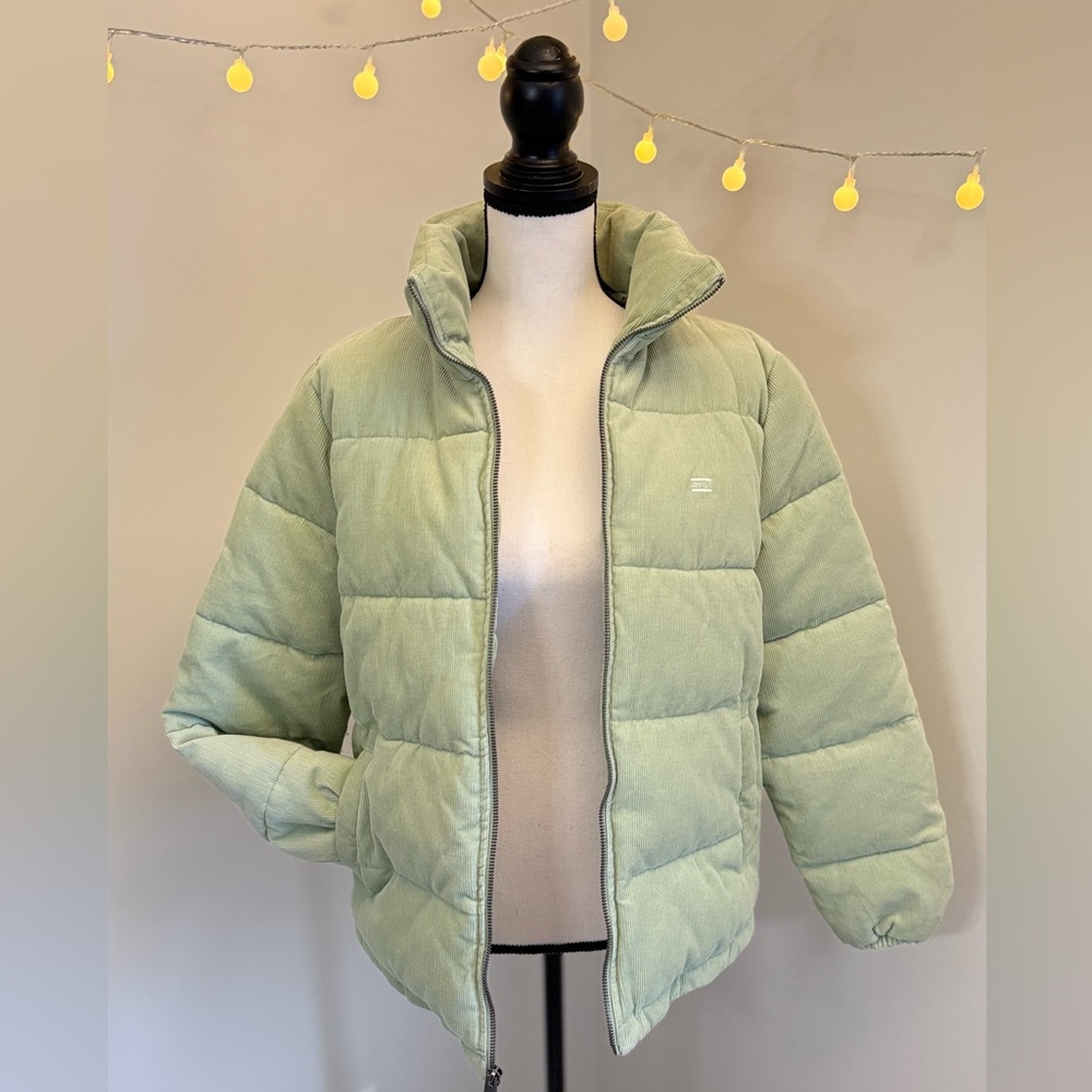 🌾‎ Levi's Zoe Corduroy Puffer Jacket in Light Green - Picture 2 of 10
